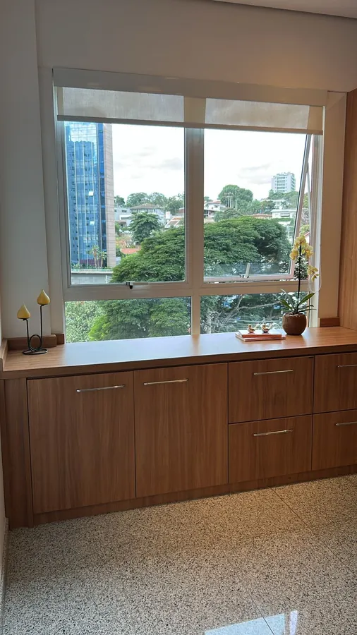 Janela do consultório com vista para as árvores do Cambuí